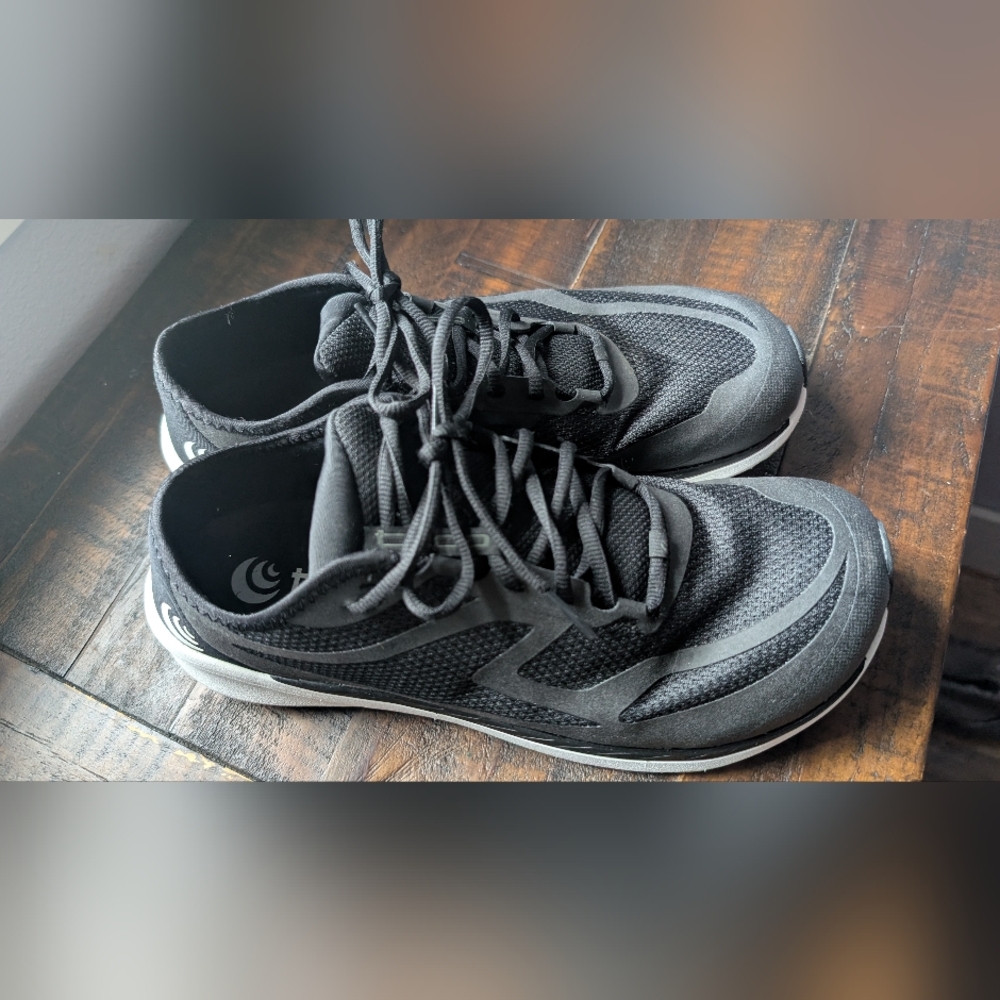Topo Athletic Women ST-4 Running Shoes (Black/White) Size 10.5 US Retail $110